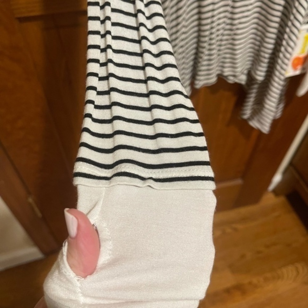 Vanilla Bay Lightweight stretchy long sleeved tee with thumb hole sleeves. - Picture 4 of 4